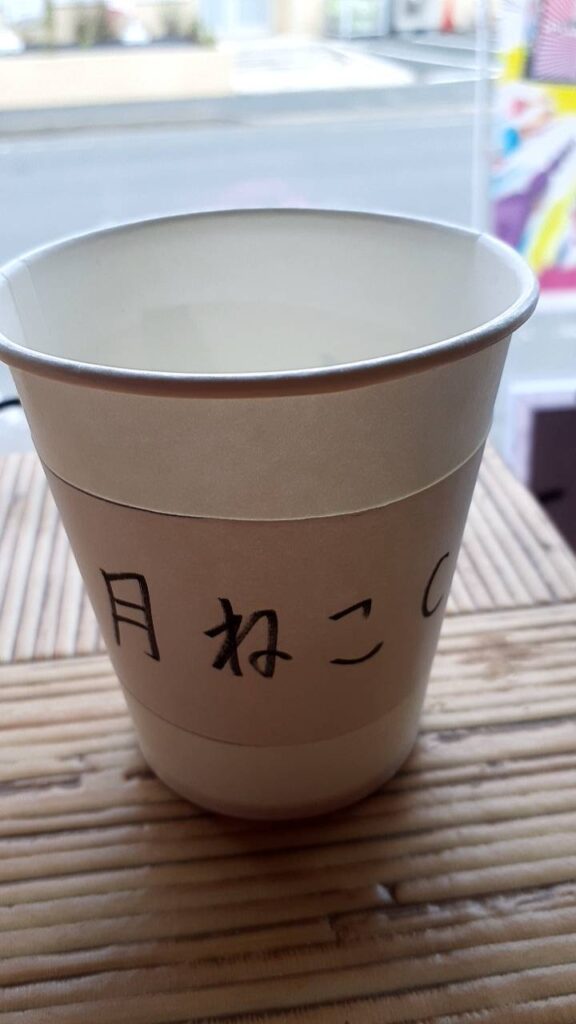 テイクアウト用のカップに月ねこカフェのデザインを製作しました。