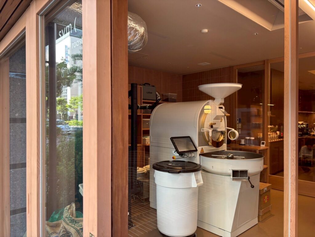 東区のコーヒー屋の外観。大きくて白い焙煎機が写っている。