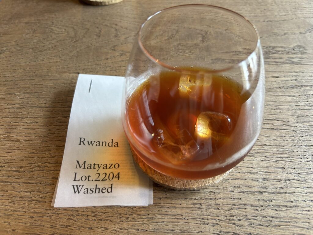 浅煎りのコーヒーが一杯。アイス。